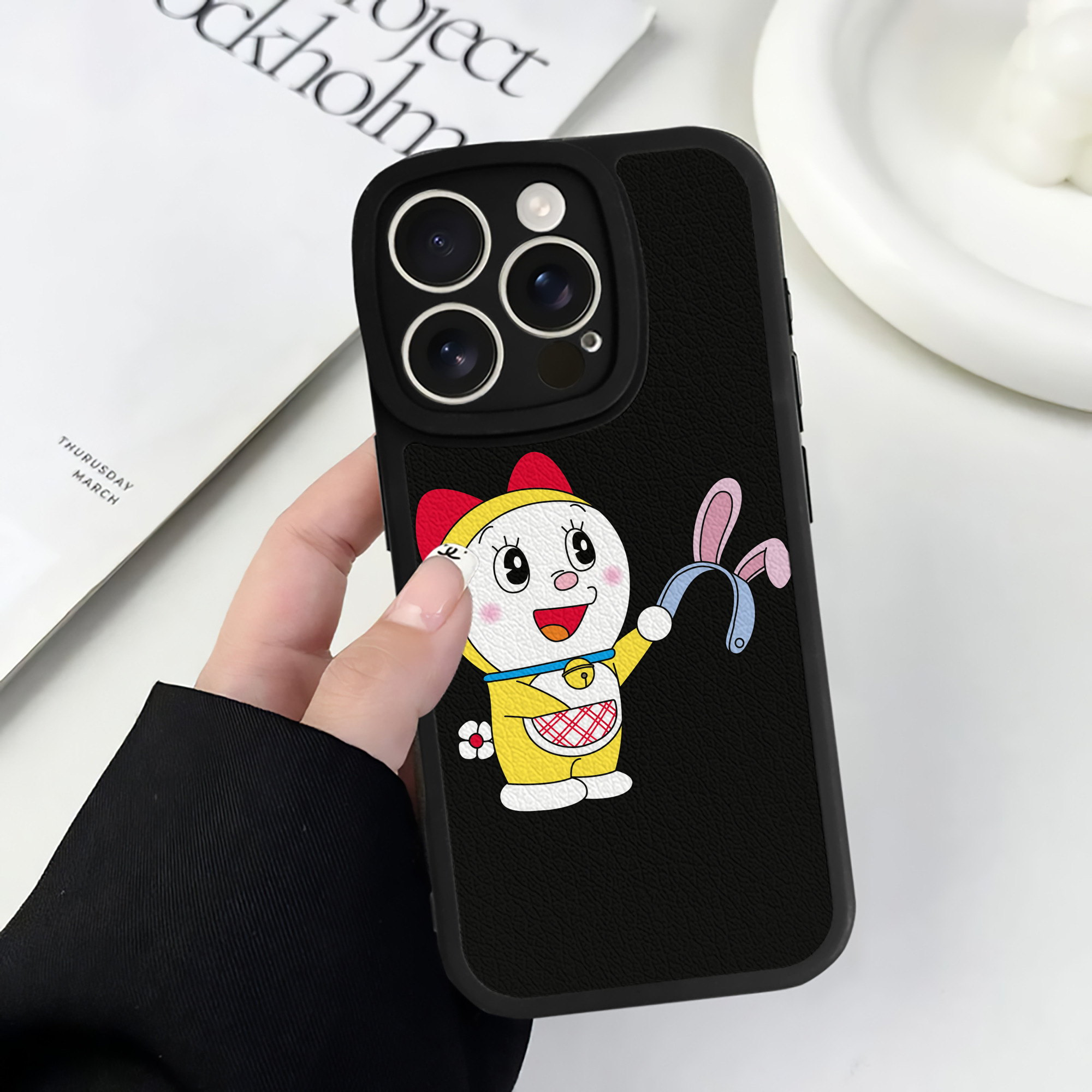 （画像用） ドラえもん ドラミ Doraemon Dorami 【iPhone 16シリーズ対応】シリコンスマホケース（レザー調） 材質：シリコン